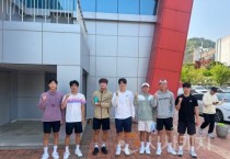f_순천향대 테니스부 학생들이 기념촬영을 하고 있다..jpg