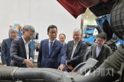 f_사진 1. 선문대 문성제 총장과 볼보트럭코리아 박강석 대표이사가 볼보트럭 동탄사업소에 방문했다.jpg