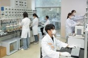 f_이공계 대학원생들이 실험실습에 몰두하고 있다.-1.jpg