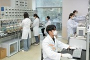 f_이공계 대학원생들이 실험실습에 몰두하고 있다.-1.jpg