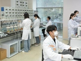 f_이공계 대학원생들이 실험실습에 몰두하고 있다.-1.jpg