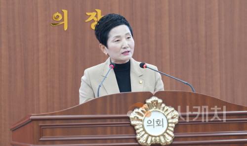 [크기변환]사본 -사진2_아산시의회 이기애 의원이 5분 발언을 하고 있다.jpg