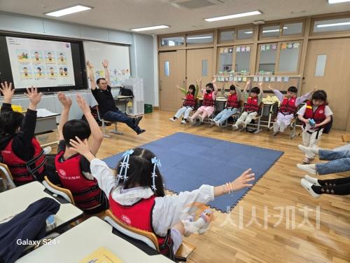 f_사진1_찾아가는 생존수영교육.jpg