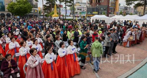 [크기변환]사본 -1. 오세현 아산시장, ‘온빛 연등 축제’에서 위로와 희망 전해 (3).jpg