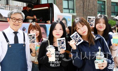 f_‘송병국 총장님이 쏜다’ 이벤트에 참여한 학생들이 송병국 총장과 셀카를 찍고 있다..jpg