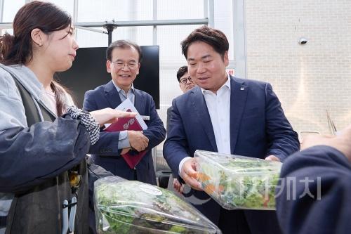 batch_01. 오세현 아산시장, 농업기술센터 방문해 현장 점검 및 직원 격려 (1).jpg