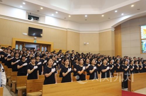 f_간호학과 79명이 선서문을 낭독하고 있다.JPG