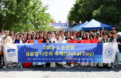 f_순천향대 ‘글로벌 다문화 축제’에 참가한 12개국 유학생들이 기념사진을 촬영하고 있다..jpg