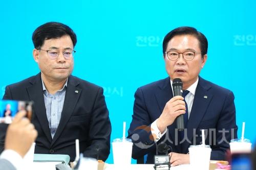 f_김석필 천안시장 권한대행 부시장 인구70만명 돌파 차담회 (2).jpg
