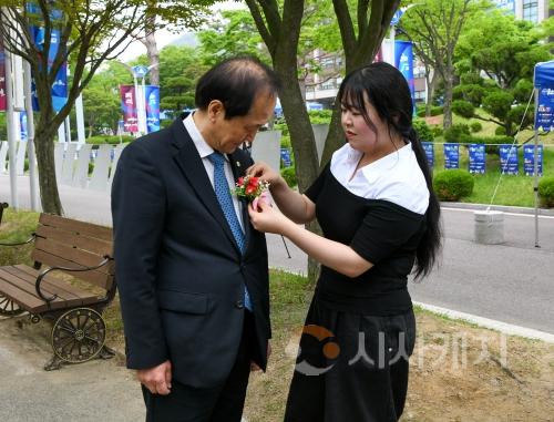f_250515_보도자료(백석대, 스승의 날 맞아 감사의 마음 전하는 ‘카네이션 전달식’ 진행)_사진2.JPG