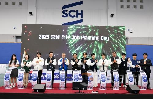 f_사진1 ‘2025 충남 청년 Job Planning Day’에 참석한 주요 인사들이 개회식 퍼포먼스를 진행하고 있다..jpg