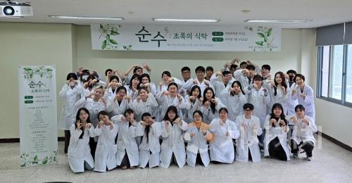 f_행사에 준비한 식품영양학과 4학년 학생들.jpg