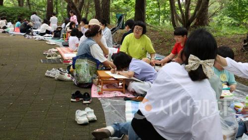 [크기변환]사본 -사본 -4.평화사랑 그림그리기 국제대회 참가자들이 함께 모여 환하게 웃는 모습(1).jpg