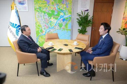 f_250519_최민호 시장-임채성 시의장 행정수도 완성 한뜻(공보관)1.jpg