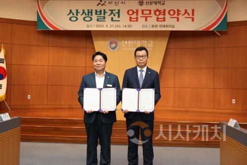 f_사진 2. 양기관의 대표가 기념 촬영을 하고 있다.JPG