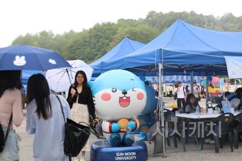 f_사진 1. 선문대 마스코트 해달이와 기념 촬영을 하고 있다.jpg