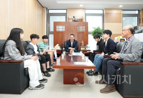 f_사진1_아산시의회 홍성표 의장이 거산초등학교 학생들과 시민제안서 전달 및 면담의 시간을 가졌다.jpg