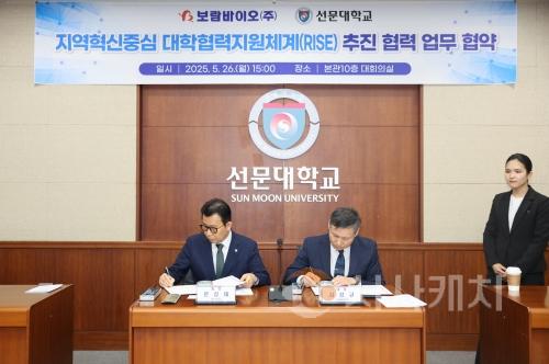 f_사진 1. 양기관 대표가 협약서에 서명하고 있다.JPG