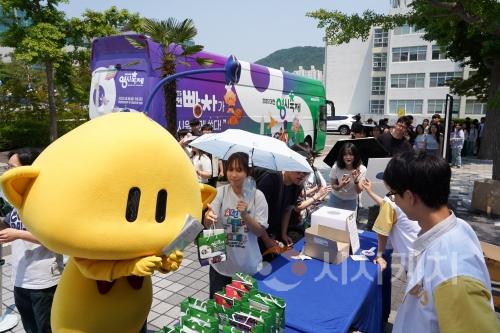 f_3. 0시 축제 이색홍보‘대전빵차’출현에 부산 MZ 열광1.jpg