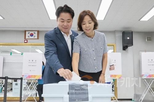 [크기변환]1. 오세현 아산시장, 사전투표로 소중한 한 표 행사 (3).jpg