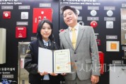 f_정서진 연구원(좌)과 김시국 교수(우)가 수상 후 기념촬영을 하고 있다.jpg