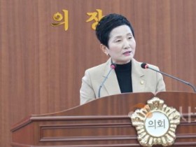 [크기변환]사본 -사진2_아산시의회 이기애 의원이 5분 발언을 하고 있다.jpg