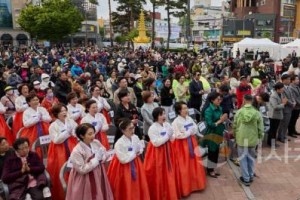 [크기변환]사본 -1. 오세현 아산시장, ‘온빛 연등 축제’에서 위로와 희망 전해 (3).jpg
