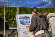 f_호서대 학생들이 국가장학금 안내판을 살펴보고 있다..jpg