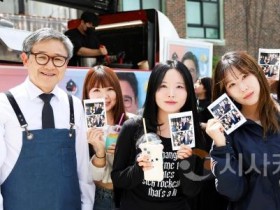 f_‘송병국 총장님이 쏜다’ 이벤트에 참여한 학생들이 송병국 총장과 셀카를 찍고 있다..jpg