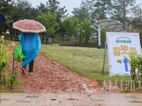 [크기변환]3. 아산시, 도심 속 힐링공간 ‘문화공원 황톳길’ 개장(3).jpg