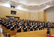 f_간호학과 79명이 선서문을 낭독하고 있다.JPG