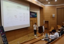 f_사진 2.  제 7회 AI·SW창업아이디어 경진대회에서 참가자가 발표하고 있다.JPG