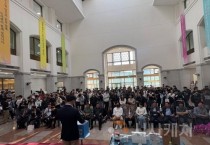 f_사진 1. 학술전자정보박람회 이벤트를 진행하고 있다.jpg