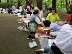 [크기변환]사본 -사본 -4.평화사랑 그림그리기 국제대회 참가자들이 함께 모여 환하게 웃는 모습(1).jpg