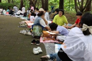 [크기변환]사본 -사본 -4.평화사랑 그림그리기 국제대회 참가자들이 함께 모여 환하게 웃는 모습(1).jpg