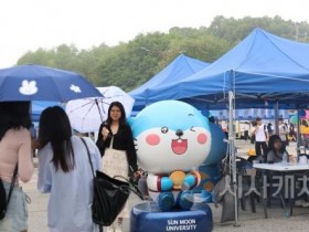 f_사진 1. 선문대 마스코트 해달이와 기념 촬영을 하고 있다.jpg