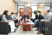 f_사진1_아산시의회 홍성표 의장이 거산초등학교 학생들과 시민제안서 전달 및 면담의 시간을 가졌다.jpg