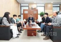f_사진1_아산시의회 홍성표 의장이 거산초등학교 학생들과 시민제안서 전달 및 면담의 시간을 가졌다.jpg
