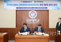 f_사진 1. 양기관 대표가 협약서에 서명하고 있다.JPG