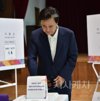 [크기변환]사본 -김태흠_충남도지사가_3일_보령시_웅천초등학교에_마련된_웅천읍_제2투표소에서_제21대_대통령선거_투표를_하고_있다_(2).jpg