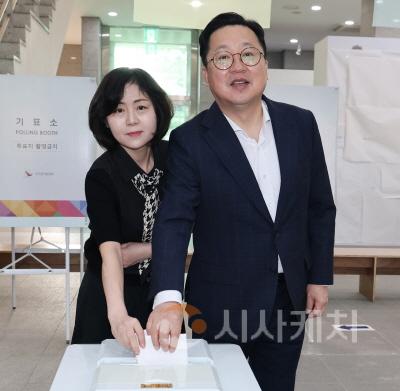 [크기변환]사본 -이장우 대전시장, 제21대 대통령 선거 본투표 참여1.jpg