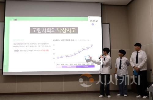 f_사진1. 2025년 충남권 고교-대학 창업아이디어 경진대회(천안공업고등학교) 참가자들이 발표를 하고 있다..JPG