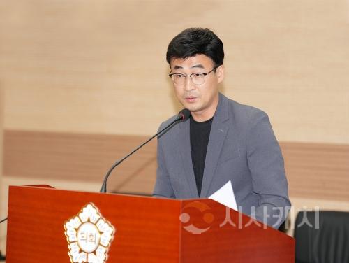 f_사진1_아산시의회 안정근 의원이 조례를 대표 발의하고 있다.jpg