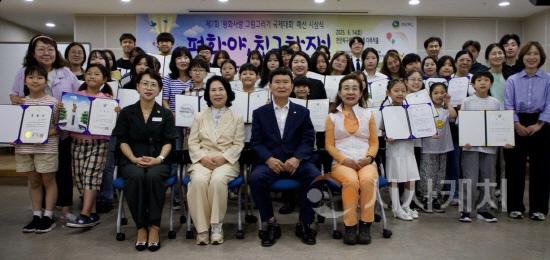 [크기변환]사본 -사진4. 시상식 참가자들의 단체 기념 촬영 모습.jpg