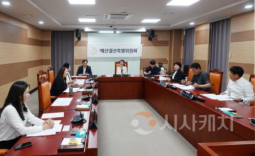 [크기변환]사진1_아산시의회 예산결산특별위원회가 2024회계연도 아산시 결산 및 예비비 지출 승인의 건에 대하여 제2차 예결위를 통해 심사하고 있다..jpg