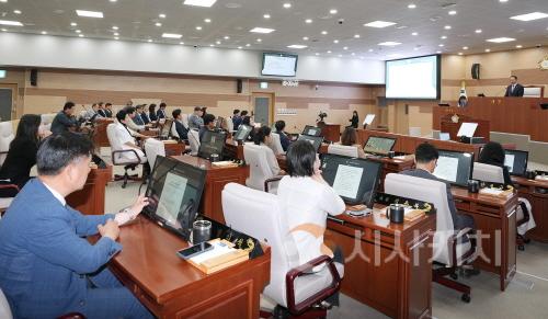 [크기변환]사본 -사진1_제259회 아산시의회 제1차 정례회 제1차 본회의 장면.jpg