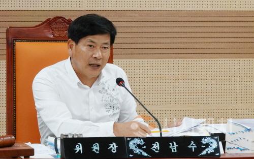 [크기변환]사본 -사진1_전남수 의원이 제259회 아산시의회 제1차 정례회 중 행정사무감사를 펼치고 있다.jpg