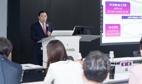 [크기변환]사본 -행정수도 특별기획 세미나2_토론회(정책기획관).jpg