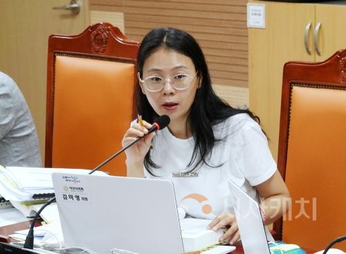 f_사진1_김미영 의원이 제259회 아산시의회 제1차 정례회 중 행정사무감사를 펼치고 있다.jpg