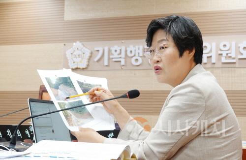 [크기변환]사본 -사진1_김희영 의원이 제259회 아산시의회 제1차 정례회 중 행정사무감사를 펼치고 있다.jpg